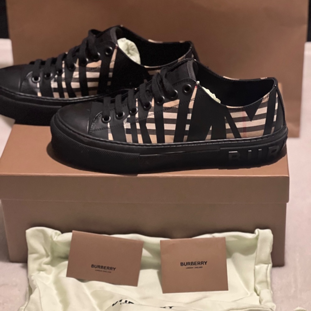 Burberry Sneakers - Picture 5 of 9